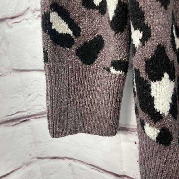 A New Day Oversized Sweater SZ M Leopard Print Soft V Neck Gray Black White Warm - Picture 9 of 13